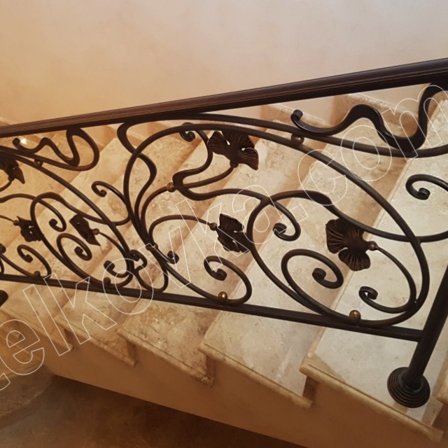 Легкие кованые перила в доме