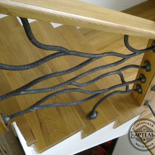 Кованое лестничное огнраждение с деревом