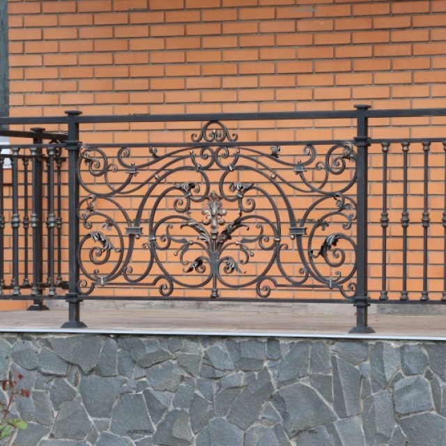 Кованое ограждение на входе
