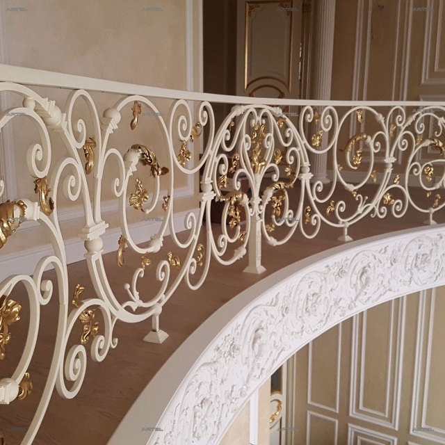 Кованый балкон в доме