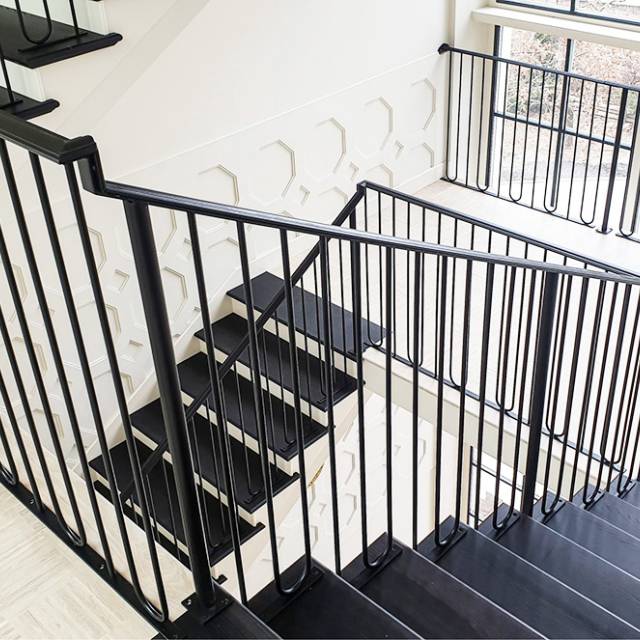 Легкие перила из металла в современном доме