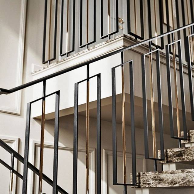 Металлические строгие перила для дома