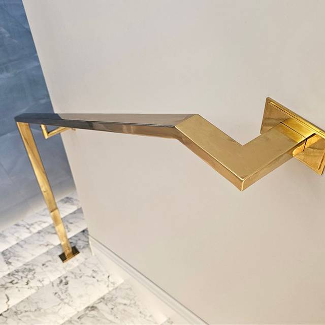 Поручень на мраморной лестнице