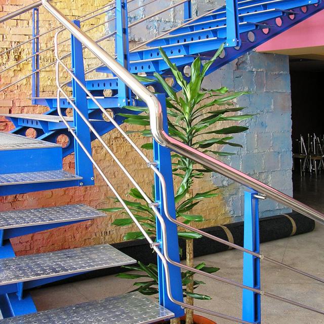 Лестница на косоурах из нержавейки